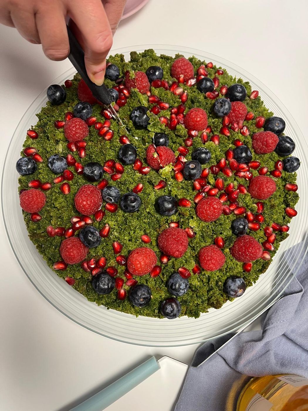 Selbstgebackener Geburtstagskuchen mit Beeren